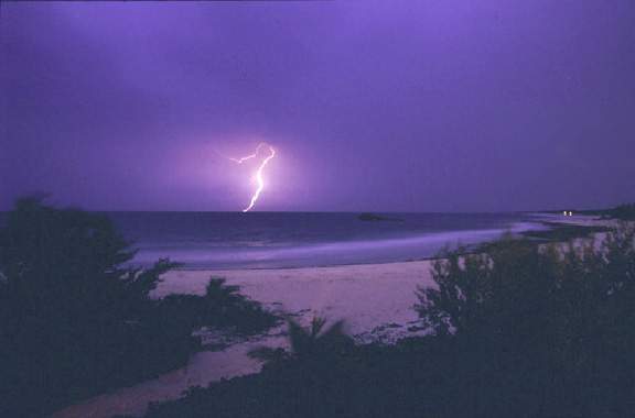 mexico_lightning.jpg (52064 bytes)